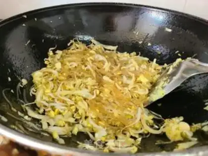 Make A green bean sprouts fan step 7
