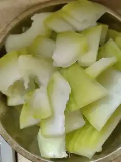 Make Fresh water to boil a melon step 1