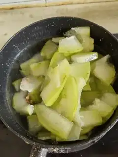 Make Fresh water to boil a melon step 3
