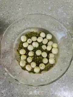 Make Lotus green bean silver ear soup step 0