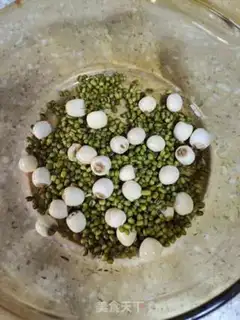 Make Lotus green bean silver ear soup step 2