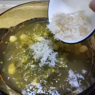 Make Lotus green bean silver ear soup step 5