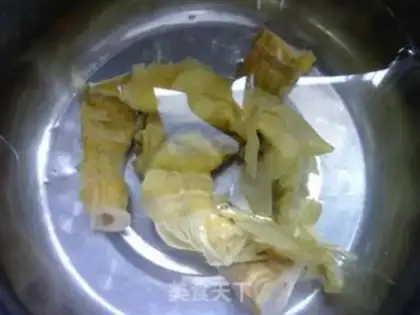 Make Scrambled goat tails and fried beans step 1