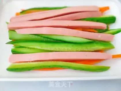 Make Sushi with pine ham and vegetables step 2