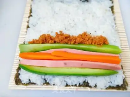 Make Sushi with pine ham and vegetables step 4