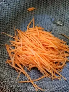 Make Three-colour fried eggs step 1