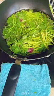 Make Red food and egg soup step 2