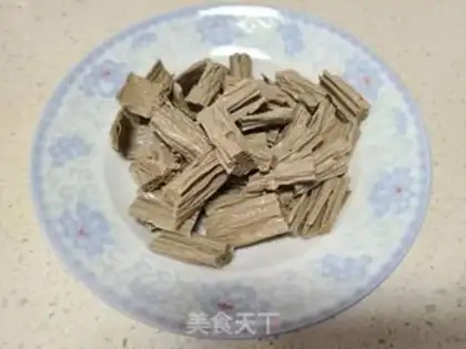 Make Autumn fried black tofu step 1