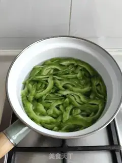 Make Hot cabbage with bitter melons step 1