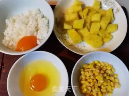 Make Pineapple rice step 1