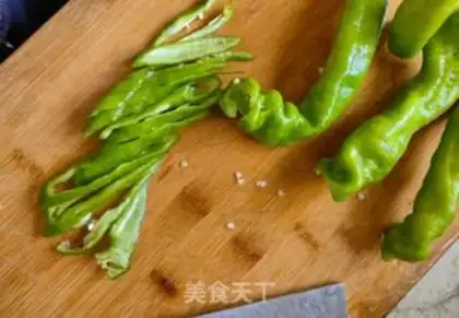 Make Green peppers and eggs step 1