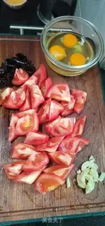Make Black-eared eggs and tomatoes step 2