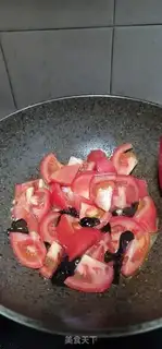 Make Black-eared eggs and tomatoes step 5