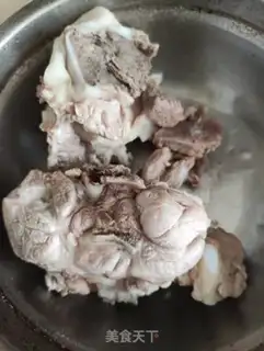 Make Little white melon, bone soup step 0