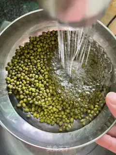 Make Green Bean Seameat round soup step 0