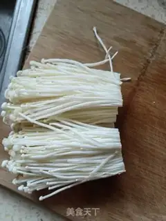 Make Pepper with golden needles and mushrooms step 0
