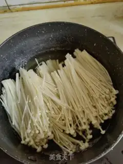 Make Pepper with golden needles and mushrooms step 1