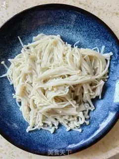 Make Pepper with golden needles and mushrooms step 3