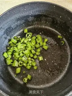 Make Pepper with golden needles and mushrooms step 5