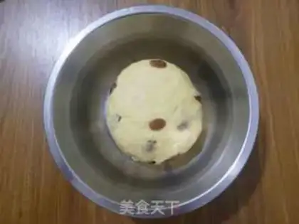 Make A yeast-based creamed raisins scon step 8