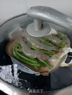 Make Garlic shrimp steam beans step 3