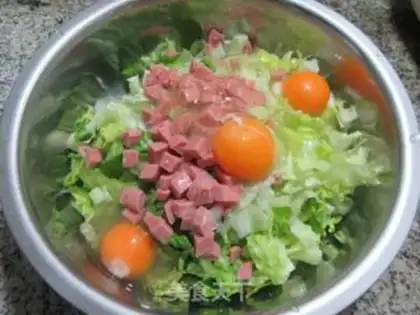 Make Roasted sausage eggs and lettuce step 2
