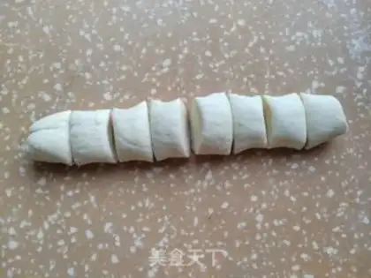 Make A bean-meat bun step 2