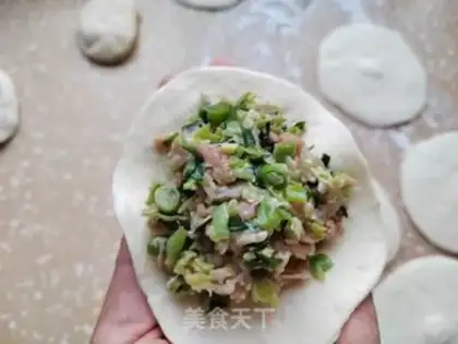 Make A bean-meat bun step 4