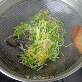 Make Sea cucumber with black bean sprouts step 8