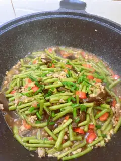Make Meat-cracked beans and eggplant step 4
