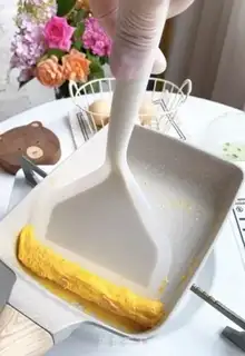 Make A flower with thick eggs step 3