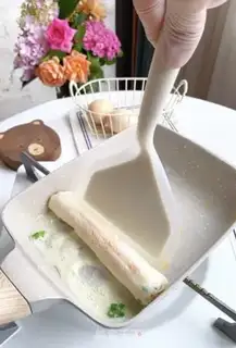 Make A flower with thick eggs step 5