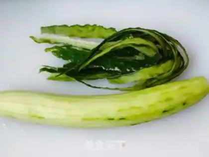 Make cucumber fried eggs step 1