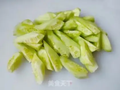 Make cucumber fried eggs step 2