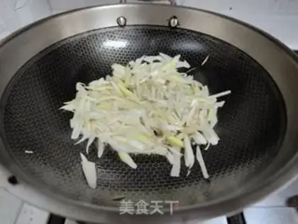 Make Old Beijing sauce noodles step 7