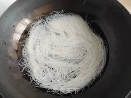Make Soybeans, fried rice noodles step 0