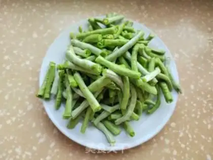 Make Soybeans, fried rice noodles step 1