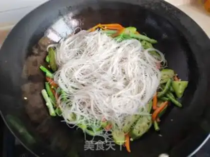 Make Soybeans, fried rice noodles step 9