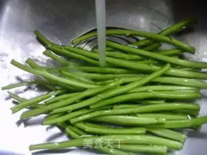 Make The soybeans are fried with emptiness step 2