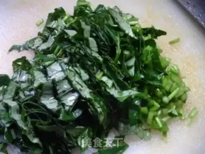 Make Red potato leaf fried eggs step 4