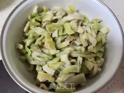 Make The dry green bean sprouts step 1