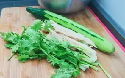 Make A cucumber collide step 0