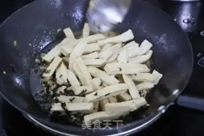 Make Scrambled chicken step 1