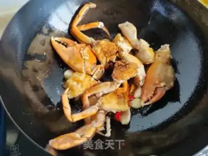 Make Crab burning potatoes step 8