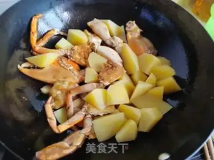 Make Crab burning potatoes step 9