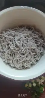 Make Beef sauce with black sesame noodles step 3