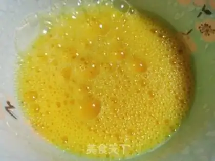 Make Tomato fried eggs step 1