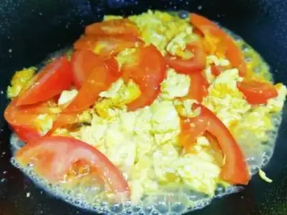 Make Tomato fried eggs step 3