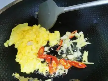Make cucumber fried eggs step 2