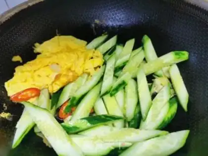 Make cucumber fried eggs step 3